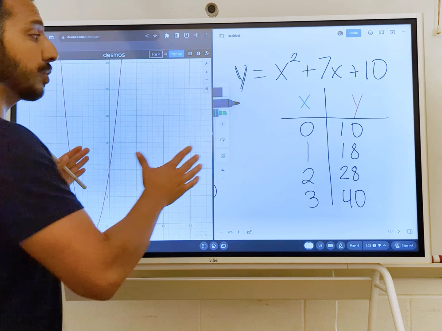 A math teacher is using whiteboard tools and online visualization platform to conduct teaching